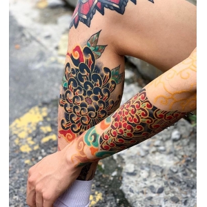 彩色菊花纹身