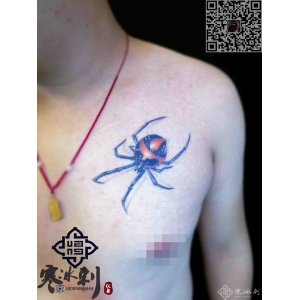 胸口蜘蛛纹身