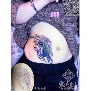 女生孔雀纹身疤痕遮盖