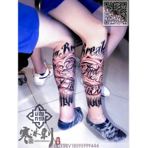 包小腿花体字母纹身